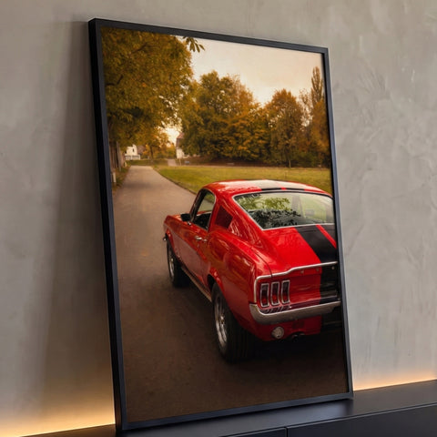 Mustang 67 fastback vermelho com listras pretas em estrada de outono, efeito óleo, quadro decorativo