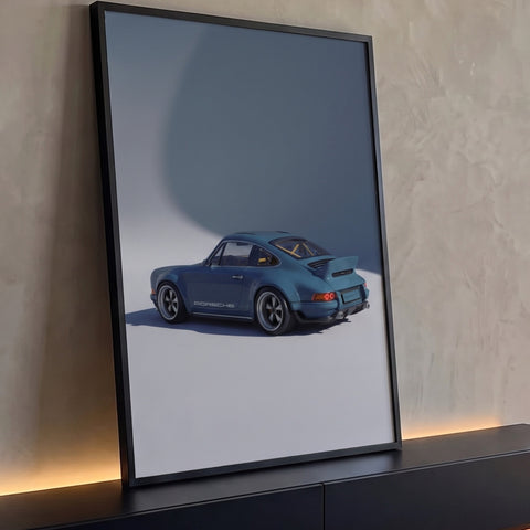 Porsche 911 clássico azul em vista traseira com lanternas vermelhas em fundo cinza, quadro decorativo