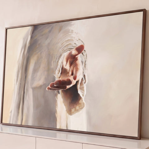 Mão de Jesus estendida com marca do cravo, túnica branca e fundo claro iluminado, quadro decorativo