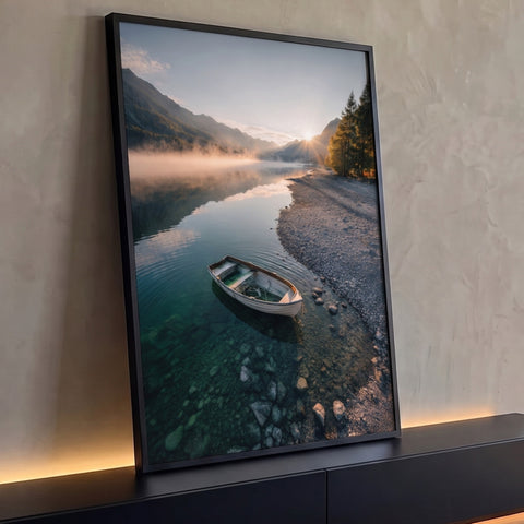Barco branco em lago cristalino com neblina, montanhas e sol nascente entre pinheiros, quadro decorativo