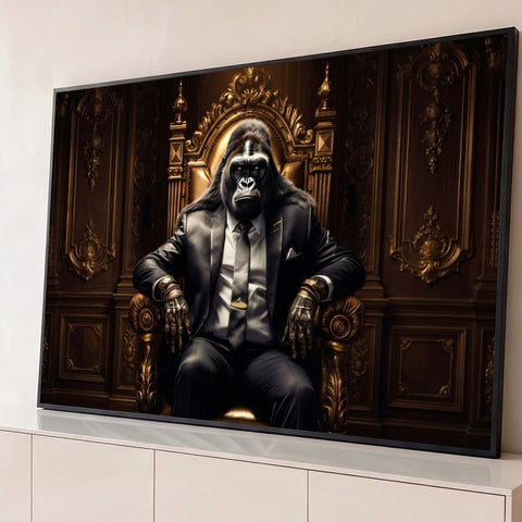 Gorila de terno e gravata com anéis dourados sentado em trono barroco em salão de madeira, quadro decorativo