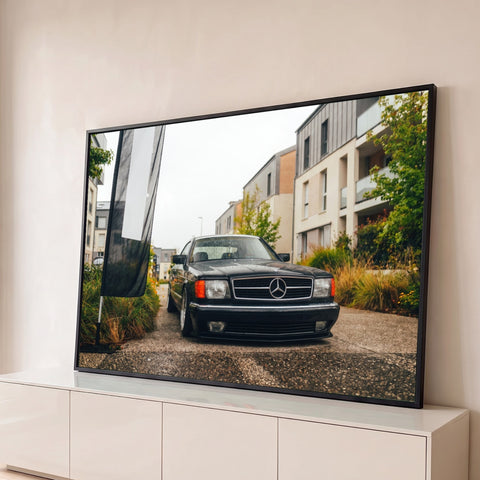 Mercedes-Benz SEC coupé clássico preto molhado de chuva em rua urbana com prédios, quadro decorativo