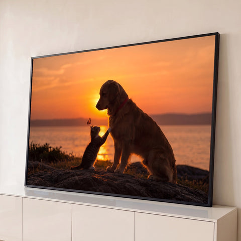 Golden retriever e gatinho brincando com borboleta à beira-mar no pôr do sol laranja, quadro decorativo