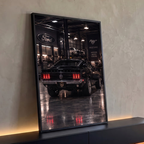Ford Mustang 1969 preto visto de trás em garagem, lanternas vermelhas refletidas no piso, quadro decorativo