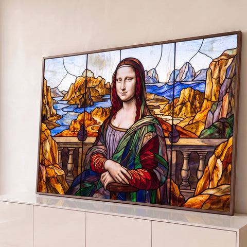 Mona Lisa em vitral colorido com montanhas douradas, rio azul e varanda de pedra ao fundo, quadro decorativo