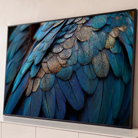 Fotografia em close de plumagem de pássaro com penas azul-turquesa e douradas em camadas, quadro decorativo