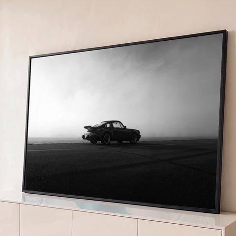 Porsche 911 clássico em silhueta numa pista com neblina, fotografia preto e branco, quadro decorativo