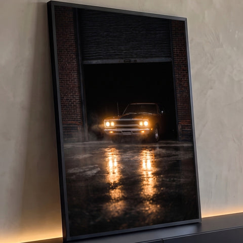 Quadro Decorativo Grande Muscle Car Faróis para Sala Marrom | quadros decorativos para sala | carro clássico escuro com faróis acesos dentro de galpão industrial à noite | Porao dos Quadros