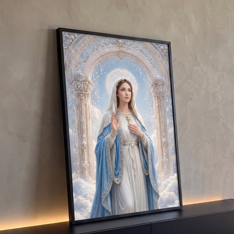 Nossa Senhora de manto azul e véu branco sob arco de pérolas entre nuvens, quadro decorativo