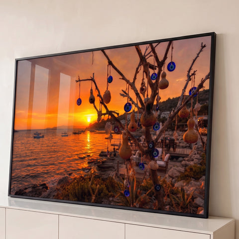 Árvore com amuletos olho grego, cabaças e conchas diante do mar ao pôr do sol laranja, quadro decorativo