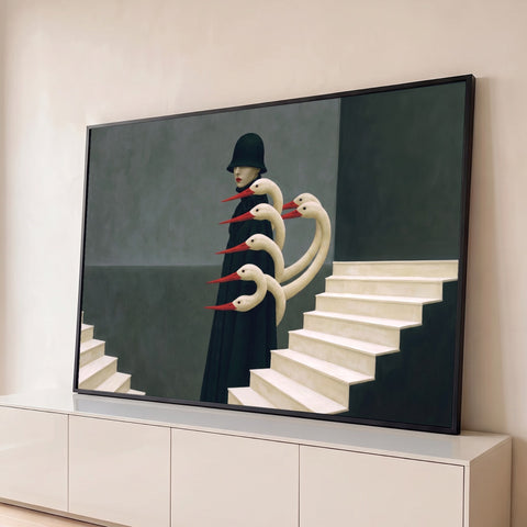 Mulher de casaco e chapéu pretos com pescoços de cisne de bico vermelho entre escadas, quadro decorativo