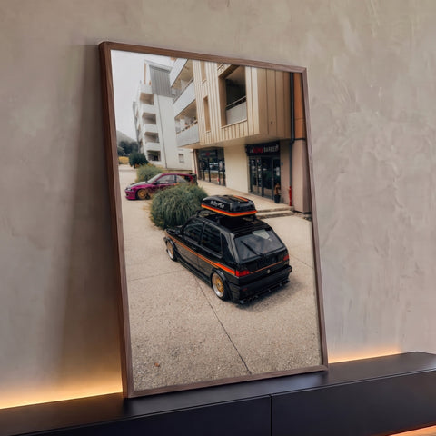 Golf GTI preto rebaixado com rodas douradas e faixas laranja em rua urbana, quadro decorativo