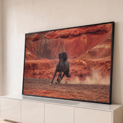 Cavalo negro de crina ao vento galopando levantando poeira em cânion de rochas vermelhas, quadro decorativo