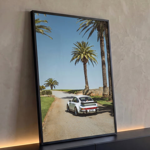 Quadro Decorativo Grande Carro Clássico para Sala Branco | quadros decorativos para sala | carro esportivo branco visto de trás numa estrada com palmeiras e céu azul | Porao dos Quadros