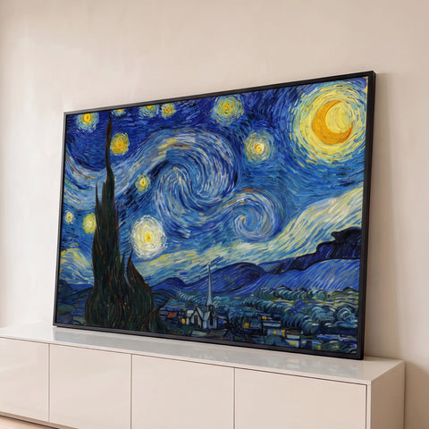 Céu azul em espirais com lua dourada, estrelas e vilarejo ao entardecer estilo Van Gogh, quadro decorativo