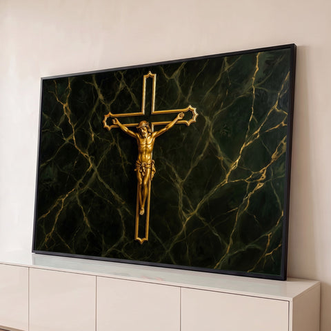 Jesus crucificado em cruz dourada sobre fundo de mármore preto esverdeado com veios dourados, quadro decorativo