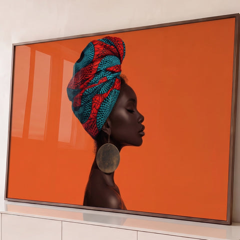 Mulher negra de perfil com turbante azul e vermelho e brinco dourado, fundo laranja, quadro decorativo