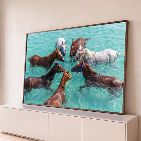 Sete cavalos marrons e brancos nadando em círculo no mar turquesa, vista de cima, quadro decorativo