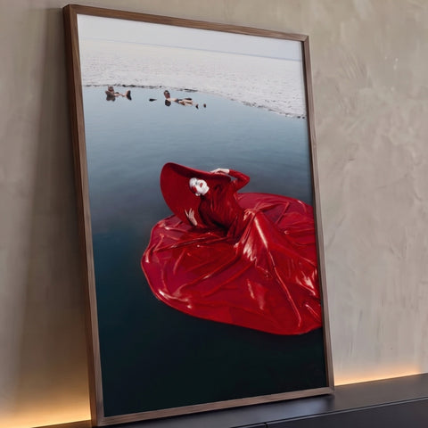 Mulher de vestido vermelho e chapéu largo flutuando em lago de sal, fotografia surreal, quadro decorativo