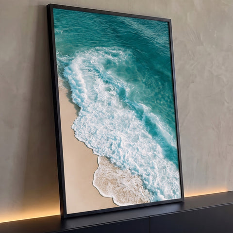 Quadro Decorativo Onda Quebrando na Praia Vista de Cima | quadros decorativos para sala | vista aérea de onda azul-turquesa quebrando em espuma branca sobre areia clara | Porao dos Quadros