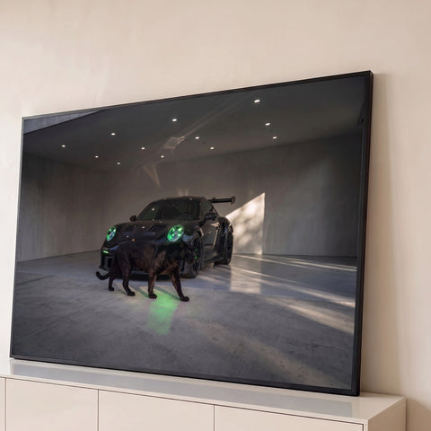 Porsche GT3 preto de faróis verdes em garagem de concreto com pantera negra caminhando, quadro decorativo