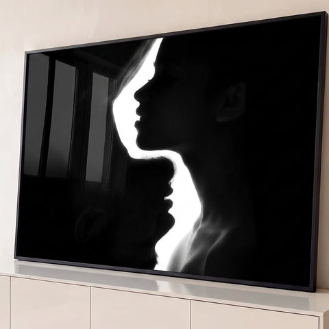 Silhuetas de perfil de um casal prestes a se beijar em alto contraste preto e branco, quadro decorativo