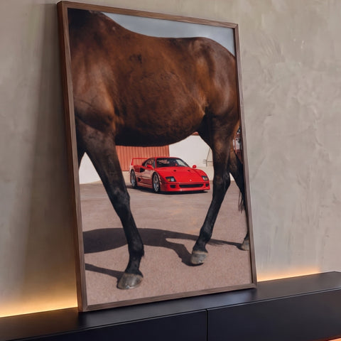 Ferrari F40 vermelha vista entre as patas de um cavalo marrom em pátio, quadro decorativo
