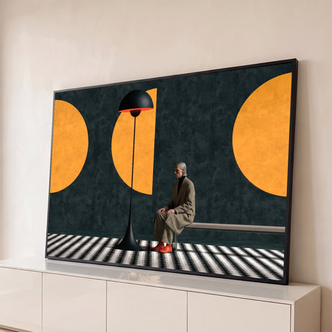 Figura de casaco xadrez sentada num banco junto a uma luminária preta e círculos laranja, quadro decorativo