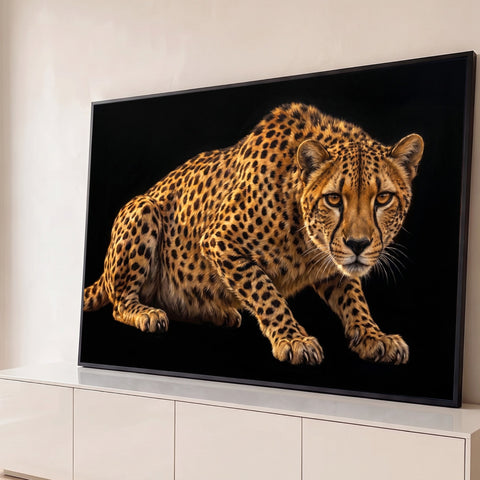 Guepardo agachado à espreita com olhar intenso e pelagem dourada pintada em fundo preto, quadro decorativo