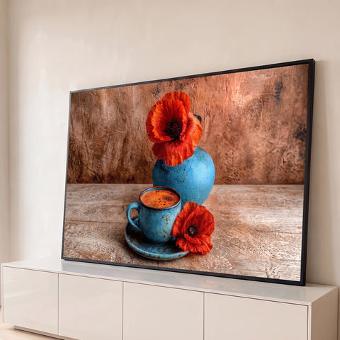 Quadro Decorativo Grande Xícara Flores para Área Gourmet | quadros decorativos para sala | xícara azul de café com papoulas vermelhas e vaso sobre mesa de madeira | Porao dos Quadros