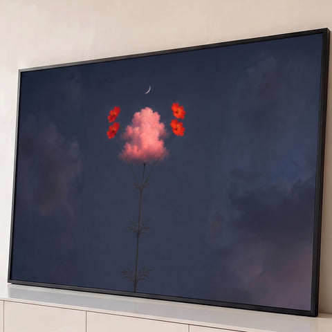 Flor surreal com nuvem rosa, flores cosmos vermelhas e lua crescente no céu azul noturno, quadro decorativo