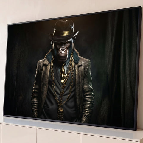 Gorila de terno escuro, chapéu fedora e correntes de ouro em fundo preto, estilo gangster, quadro decorativo