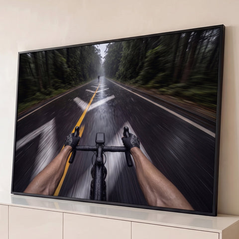 Ciclista em primeira pessoa pedalando na chuva em estrada molhada cercada de floresta, quadro decorativo