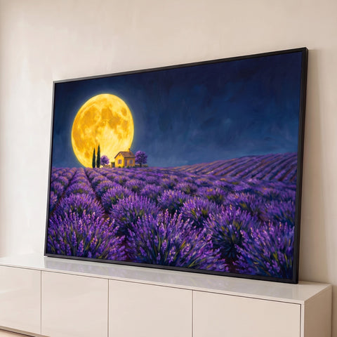 Campo de lavanda roxo sob grande lua cheia dourada, casa amarela e ciprestes em pintura, quadro decorativo