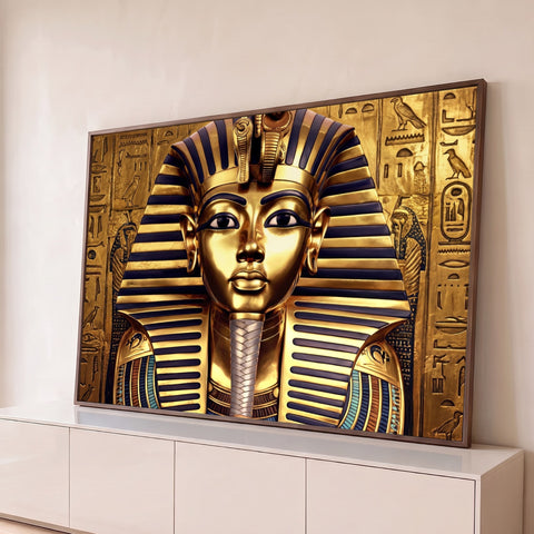 Máscara dourada do faraó Tutancâmon com nemes listrado azul e hieróglifos ao fundo, quadro decorativo