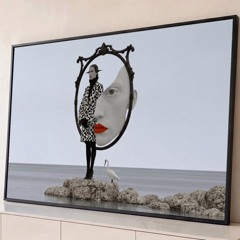 Mulher de casaco geométrico diante de espelho barroco com rosto de lábios vermelhos e garça no mar, quadro decorativo