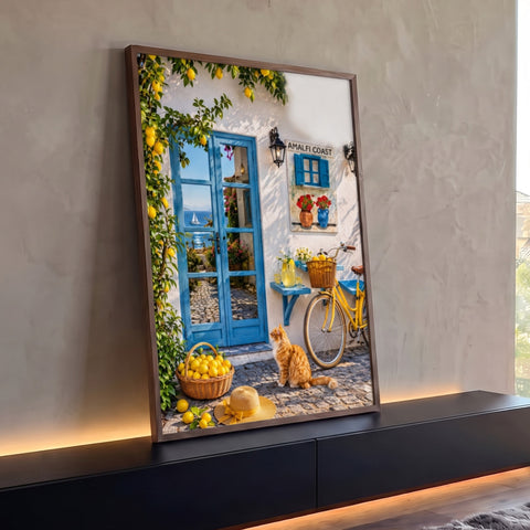 Fachada branca da Costa Amalfitana com porta azul, limoeiro, bicicleta amarela e gato ruivo, quadro decorativo