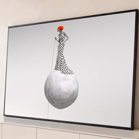 Mulher de cabelo laranja e vestido de bolinhas em pé sobre esfera cinza flutuante, quadro decorativo