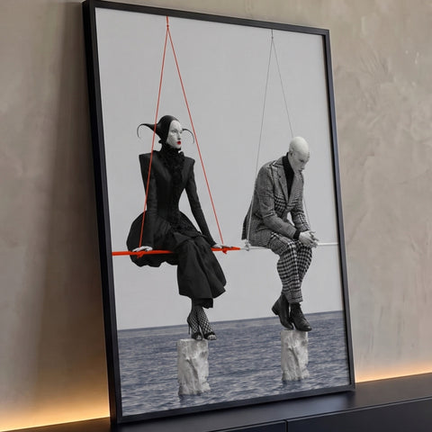 Casal de bonecos de rosto costurado em balanços suspensos sobre o mar, arte surreal, quadro decorativo