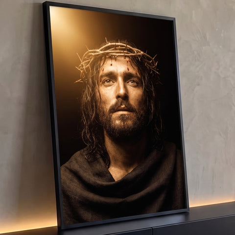 Quadro Decorativo Grande Jesus Cristo para Sala Preto | quadros decorativos para sala | retrato de Jesus Cristo com coroa de espinhos e sangue na testa, fundo escuro com luz dourada | Porao dos Quadros