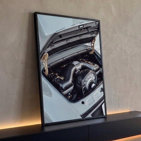 Motor de Porsche clássico em fibra de carbono com capô aberto e dobradiças douradas, quadro decorativo
