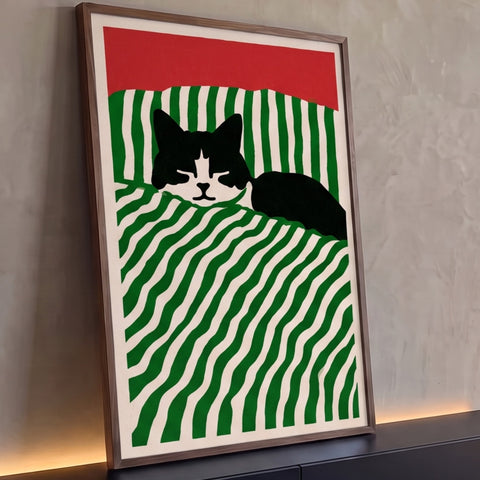 Quadro Decorativo Grande Gato Preto Verde para Quarto | quadros decorativos para sala | gato preto e branco dormindo em cama com lençol listrado verde e bege | Porao dos Quadros