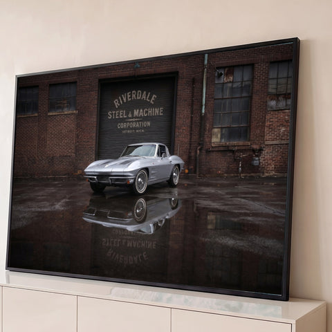 Carro clássico prata refletido no asfalto molhado diante de fábrica de tijolos em Detroit, quadro decorativo