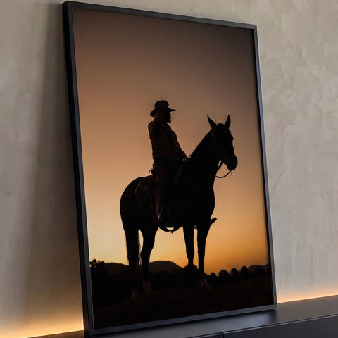 Silhueta de cowboy montado a cavalo contra céu laranja do pôr do sol, quadro decorativo
