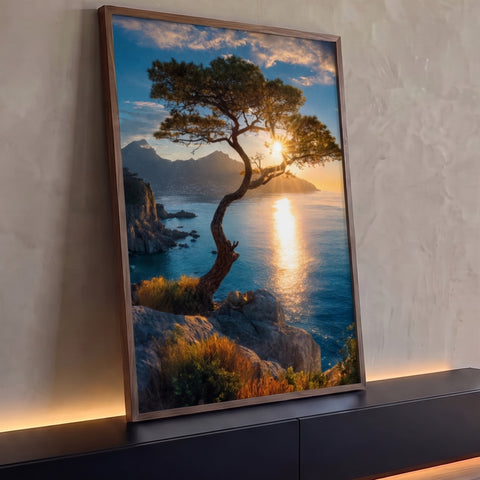 Pinheiro solitário na falésia com sol dourado entre os galhos refletido no mar azul, quadro decorativo