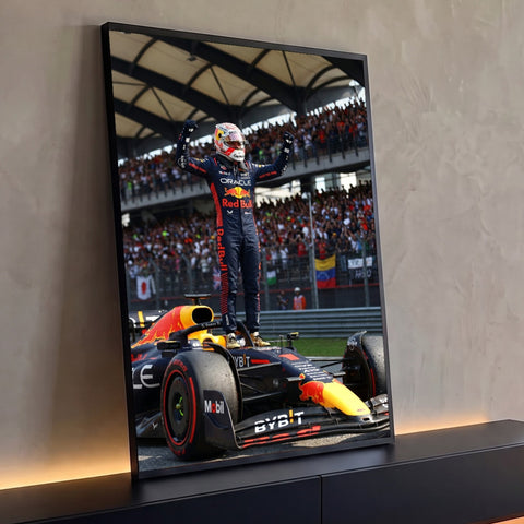 Quadro Decorativo Grande Piloto de Corrida para Sala Azul | quadros decorativos para sala | piloto de corrida em pé sobre o carro comemorando com os braços erguidos | Porao dos Quadros