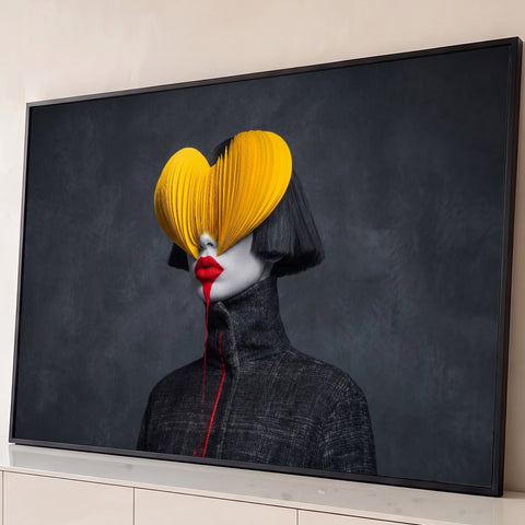 Mulher com coração de papel amarelo no rosto e lábios vermelhos escorrendo, quadro decorativo