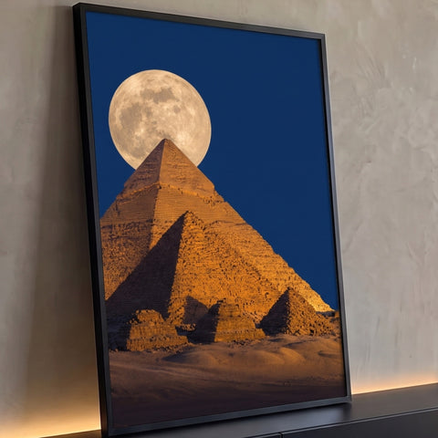 Pirâmides de Gizé douradas sob lua cheia em céu azul noturno no deserto, quadro decorativo