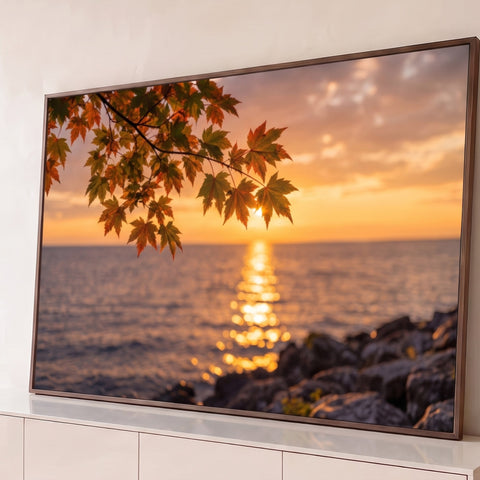Folhas de bordo outonais sobre pôr do sol dourado no mar com costa rochosa, quadro decorativo
