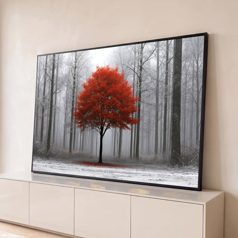 Árvore de folhas vermelhas no centro de uma floresta cinza com neblina e chão nevado, quadro decorativo
